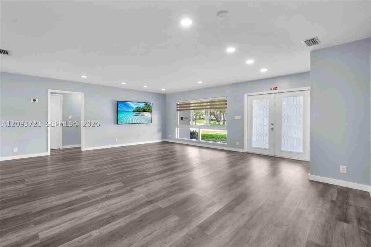 609 N 46th Ave - Photo 3 of 25