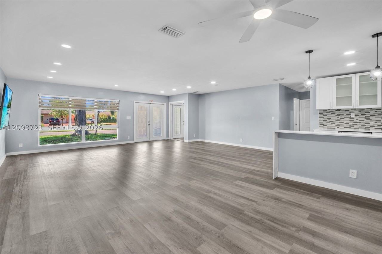 609 N 46th Ave - Photo 5 of 25