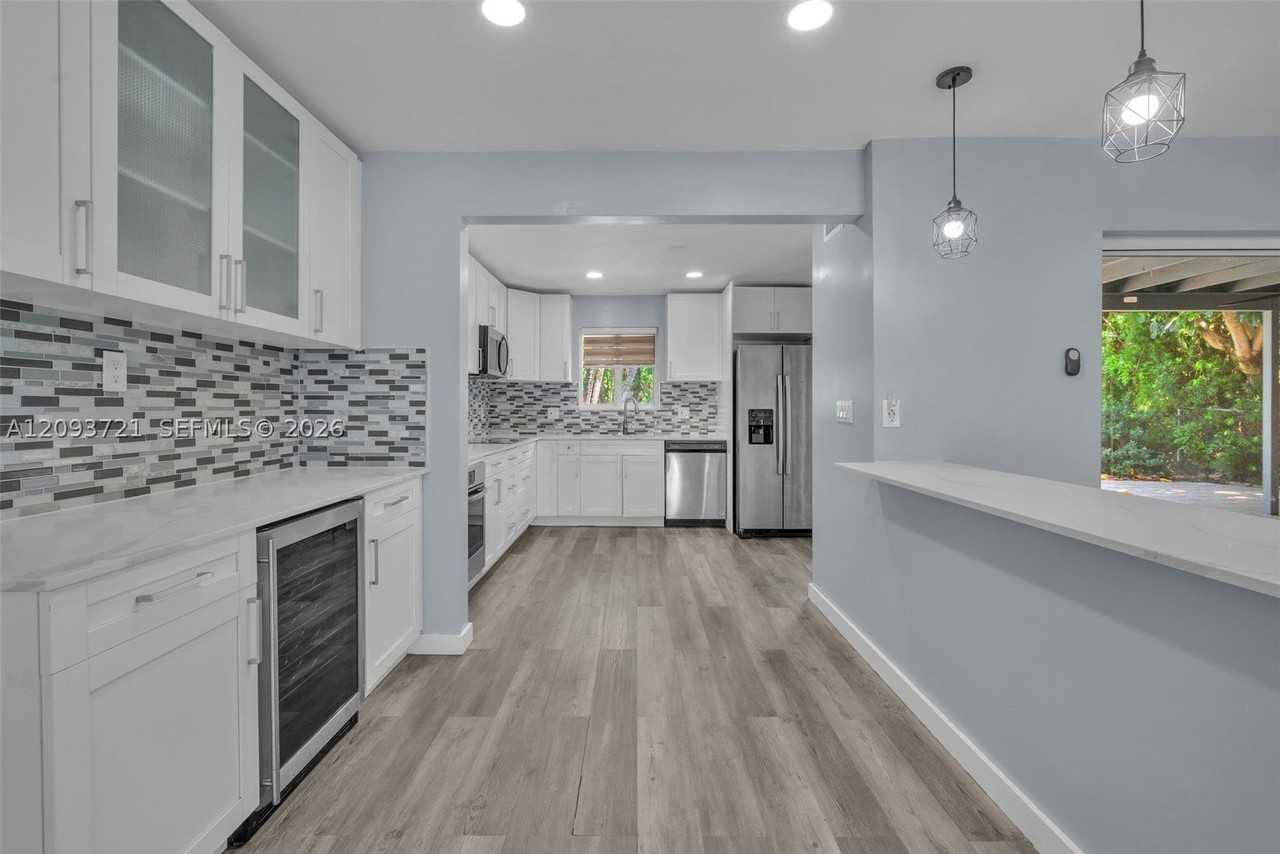 609 N 46th Ave - Photo 6 of 25