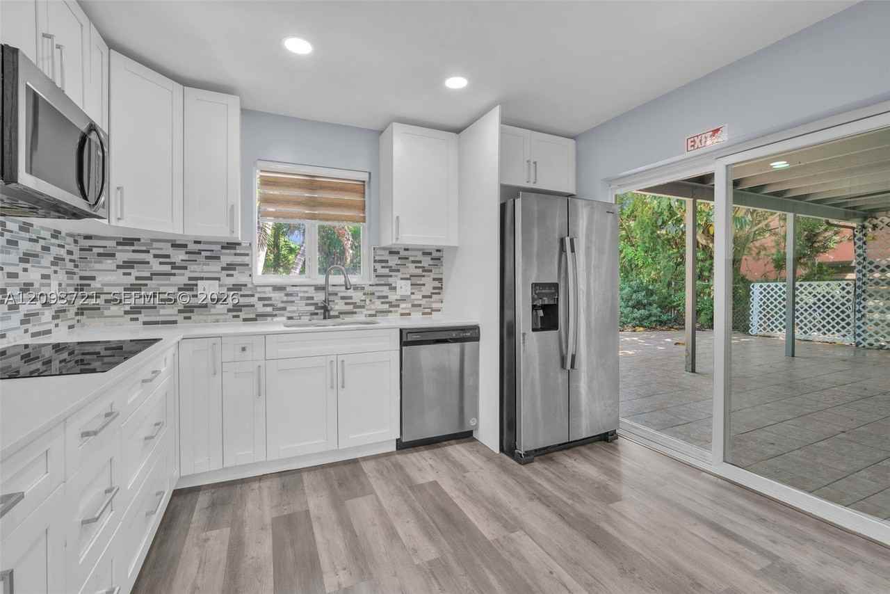 609 N 46th Ave - Photo 7 of 25
