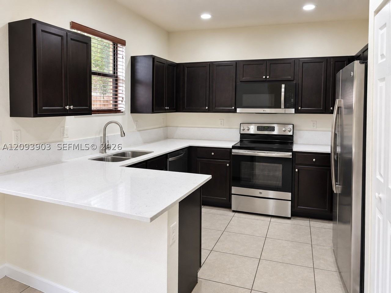 3737 Se 2nd Dr #3737 - Photo 4 of 12