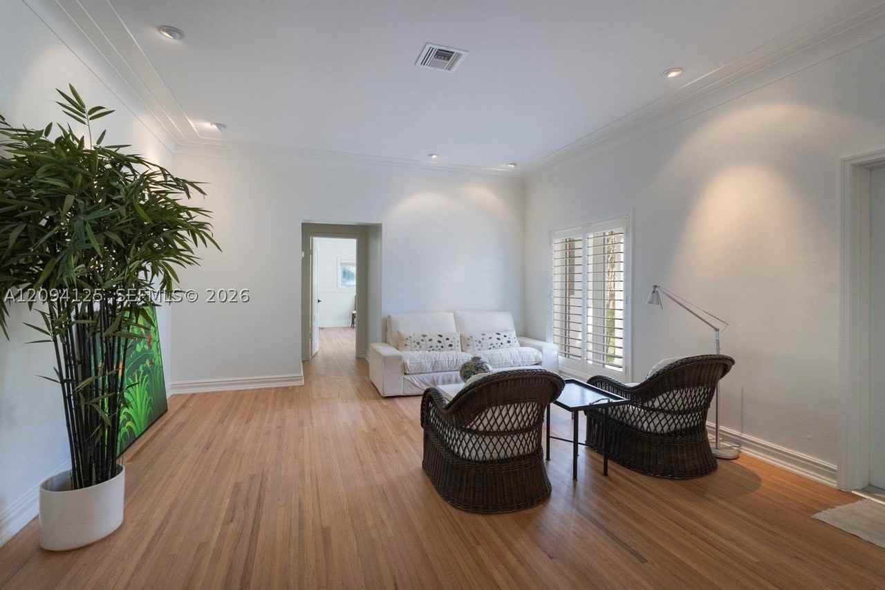 4404 Alhambra Cir - Photo 6 of 33
