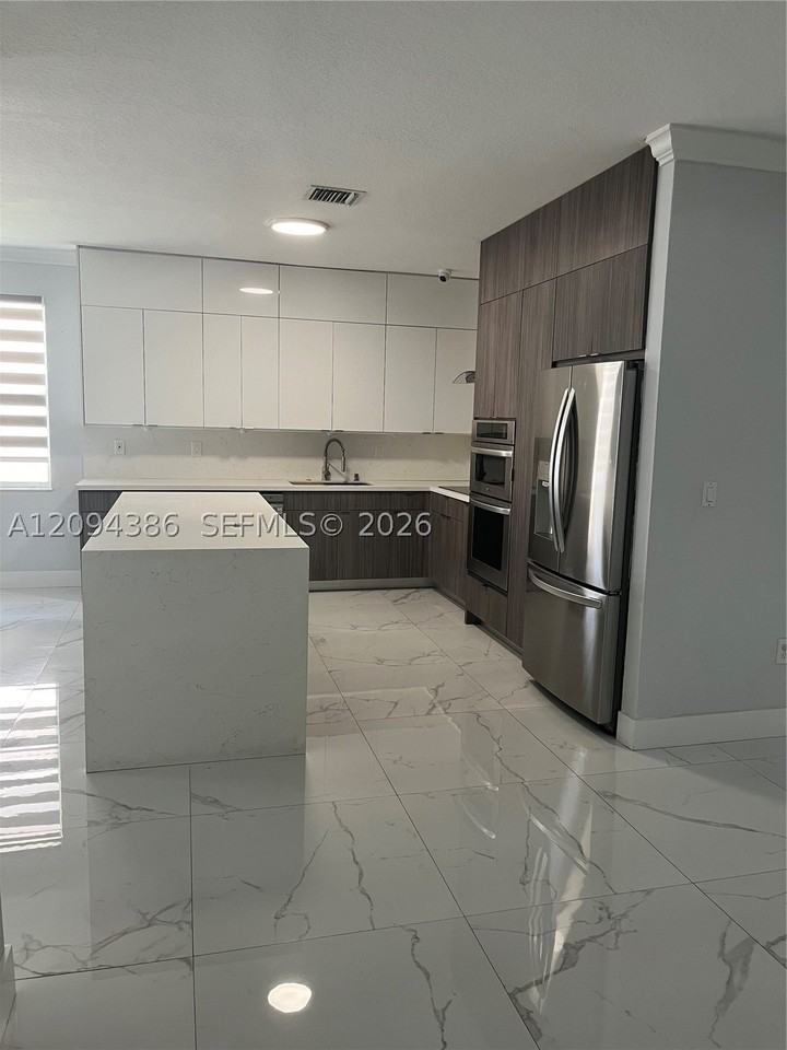 11202 Nw 73rd Ter - Photo 5 of 17