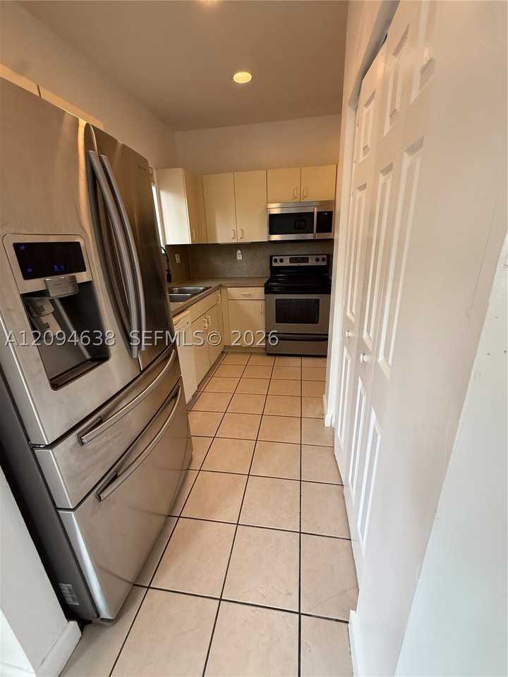 2537 Ne 41st Ter #2537 - Photo 3 of 7