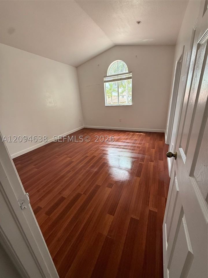 2537 Ne 41st Ter #2537 - Photo 5 of 7