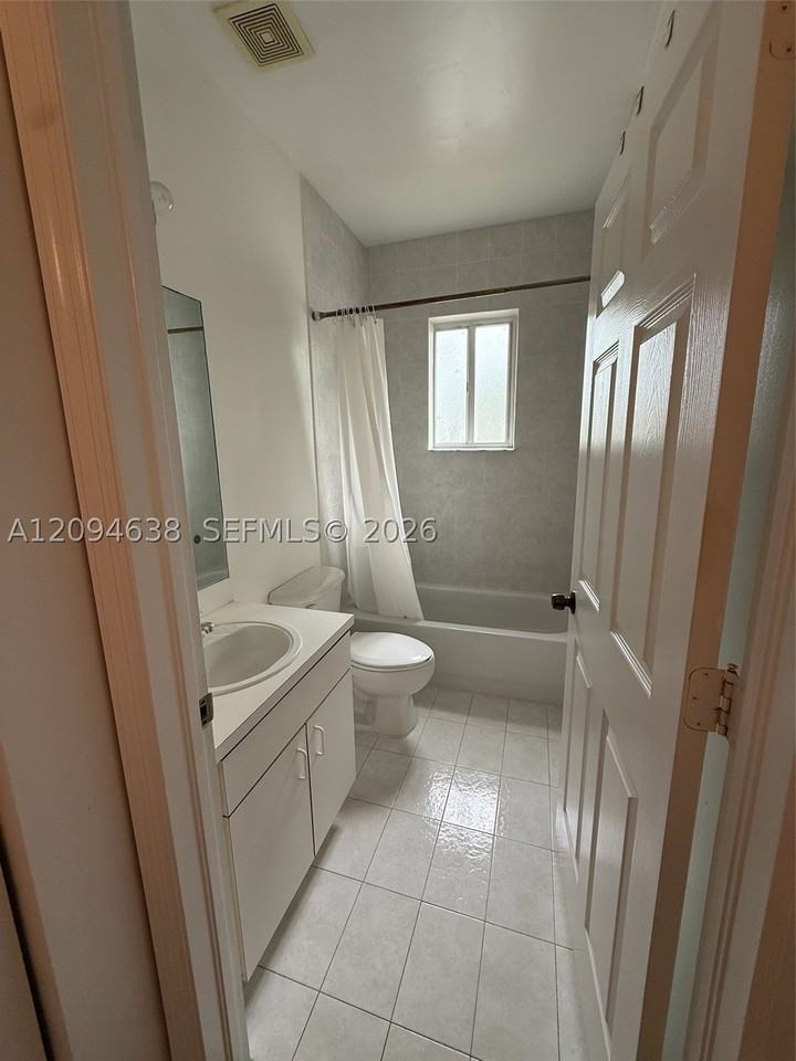 2537 Ne 41st Ter #2537 - Photo 6 of 7
