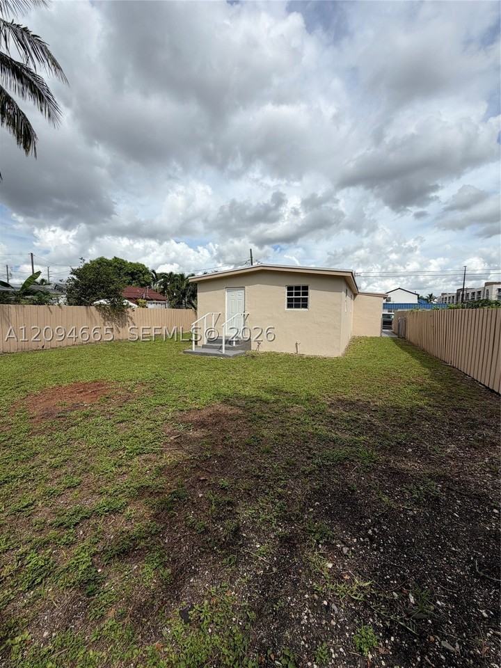 520 W 22nd St - Photo 4 of 12