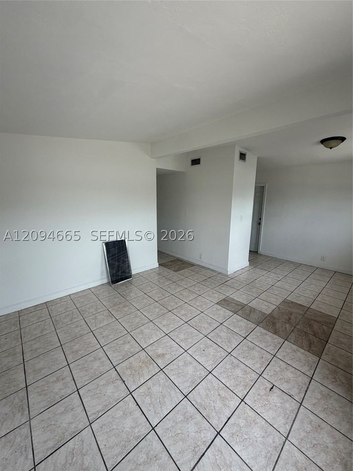 520 W 22nd St - Photo 5 of 12