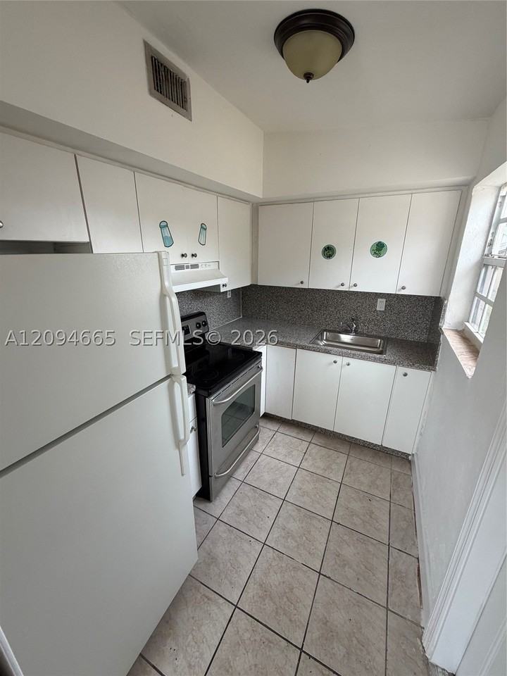 520 W 22nd St - Photo 6 of 12