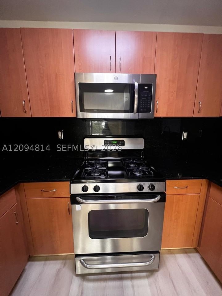 16851 Ne 35th Ave #32 - Photo 6 of 21
