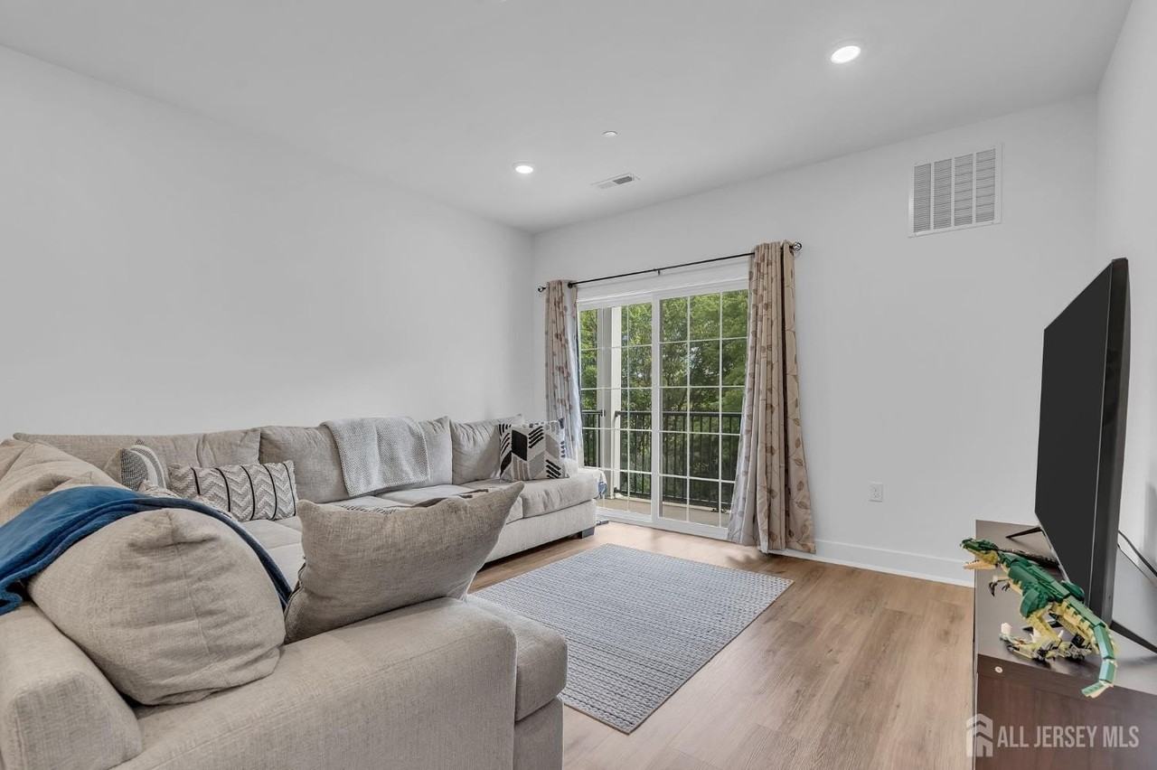 28204 Radford Ct - Photo 2 of 18