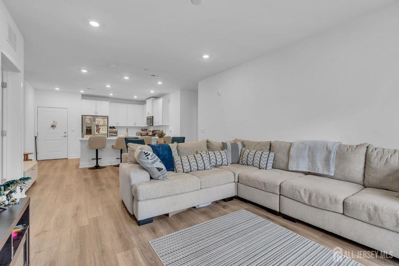 28204 Radford Ct - Photo 4 of 18