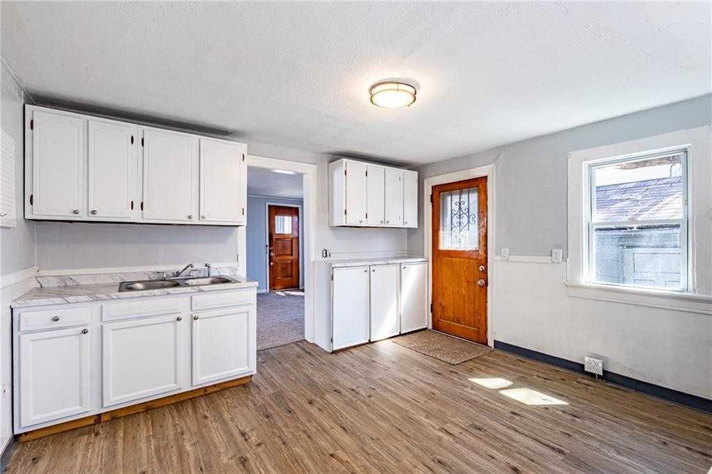 223 Orchard St #1 - Photo 4 of 9