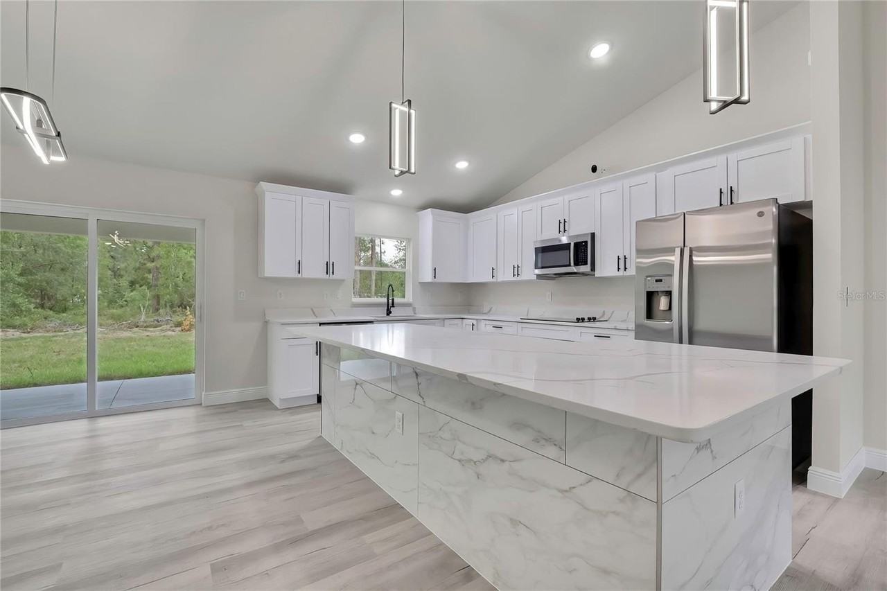 3261 W Viking Ln - Photo 3 of 18