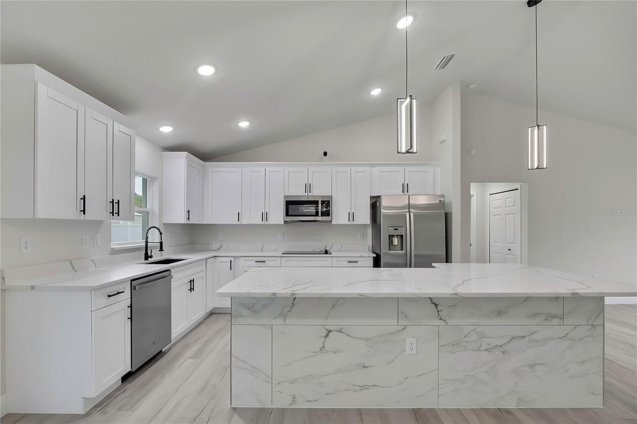 3261 W Viking Ln - Photo 4 of 18