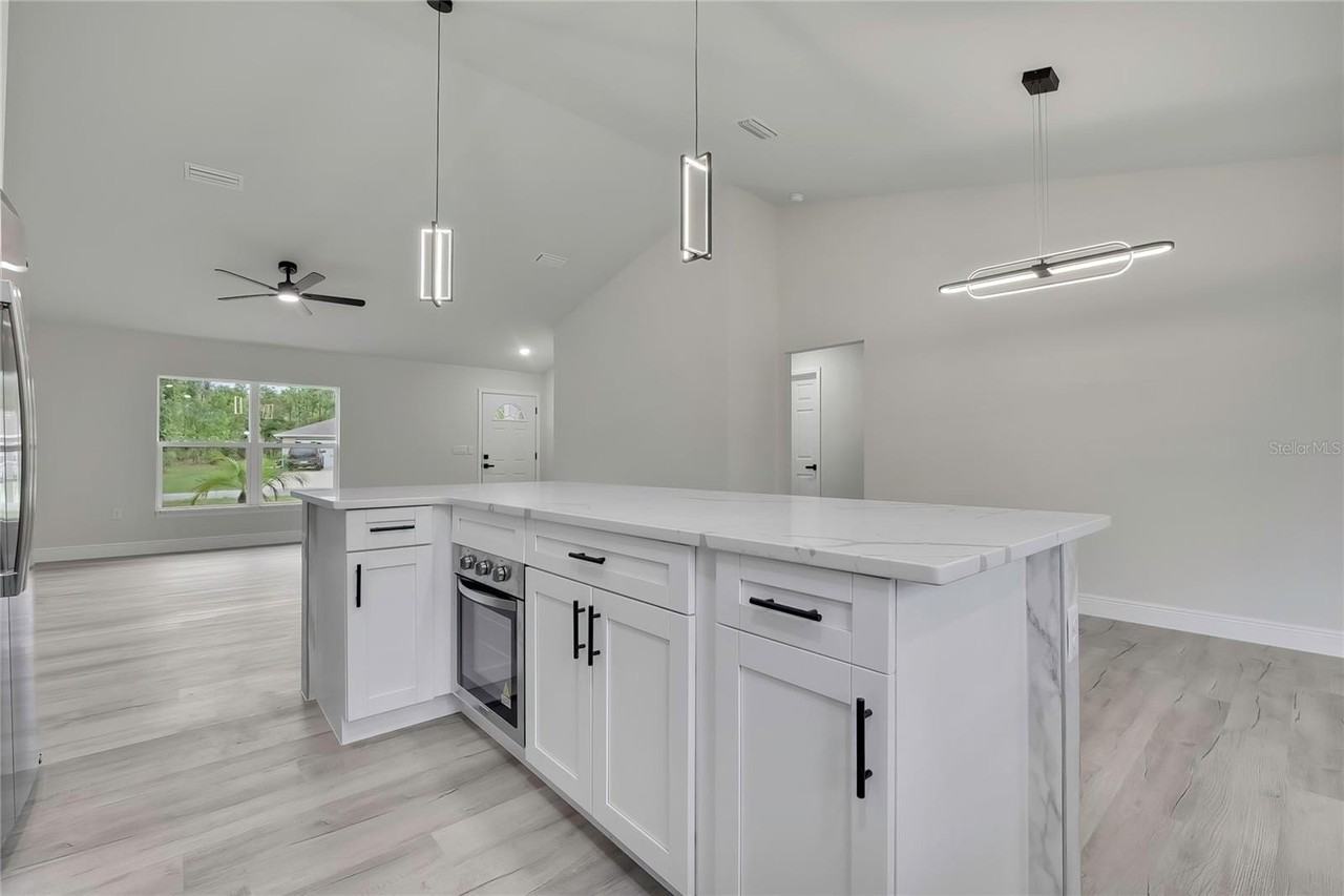 3261 W Viking Ln - Photo 6 of 18