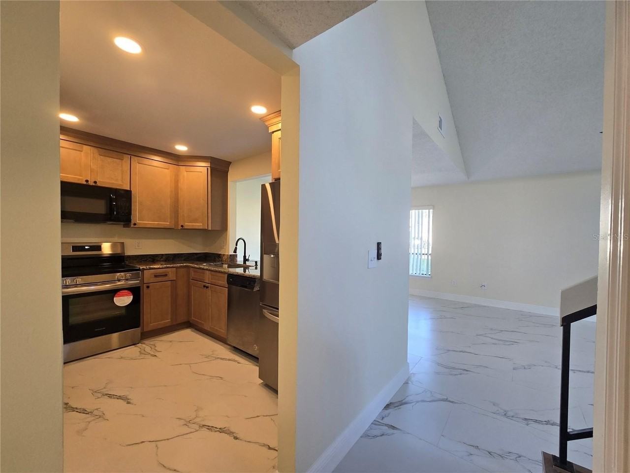 410 S Netherwood Cres #410 - Photo 3 of 14