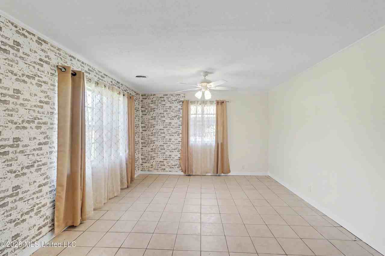 10616 Oak St - Photo 4 of 20
