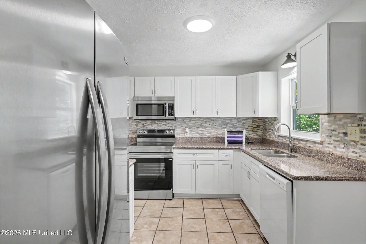10616 Oak St - Photo 5 of 20