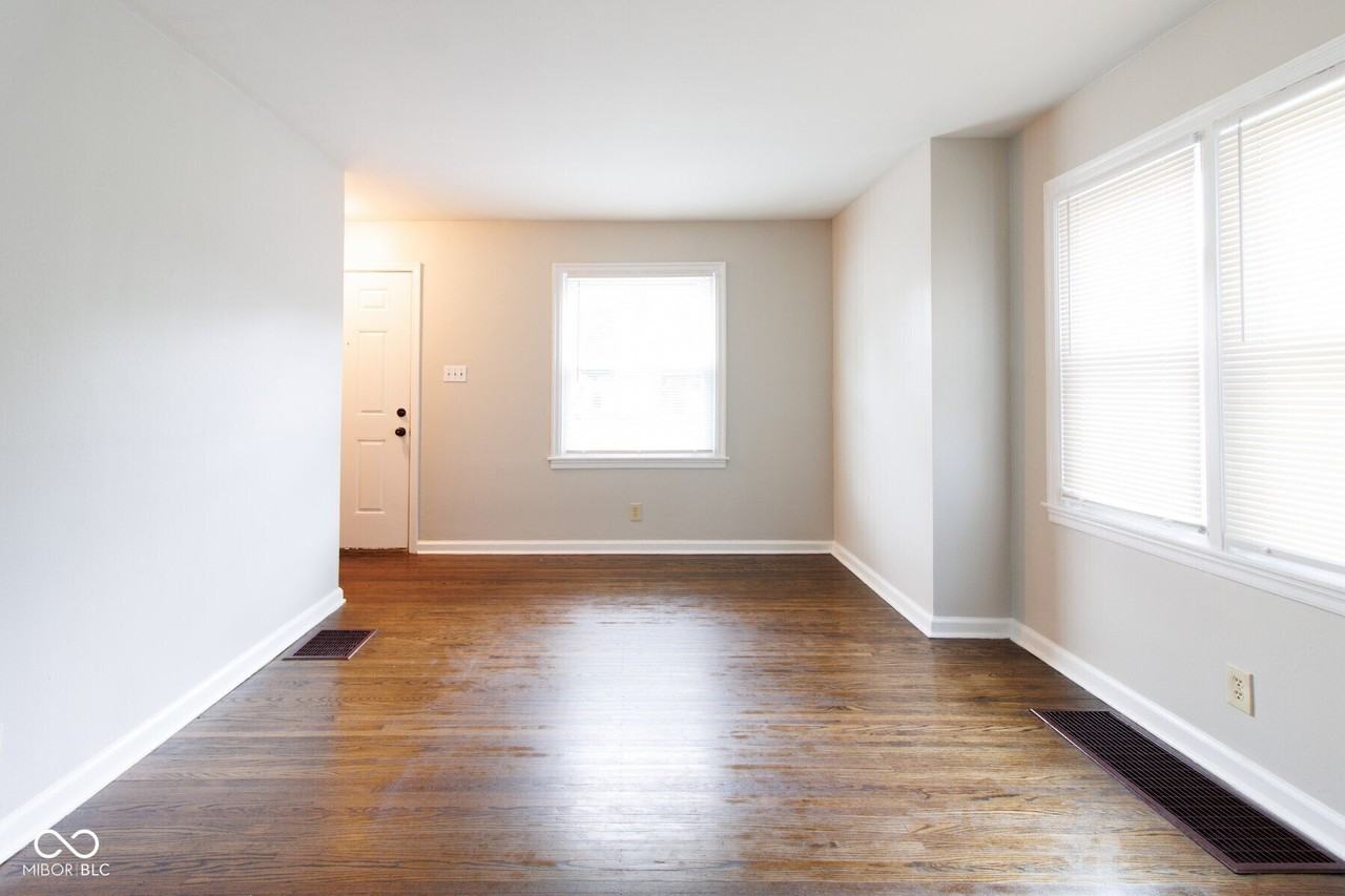 1906 Glenridge Dr - Photo 4 of 18