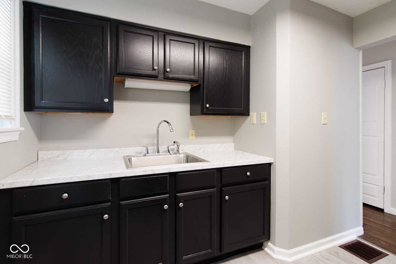 1906 Glenridge Dr - Photo 6 of 18