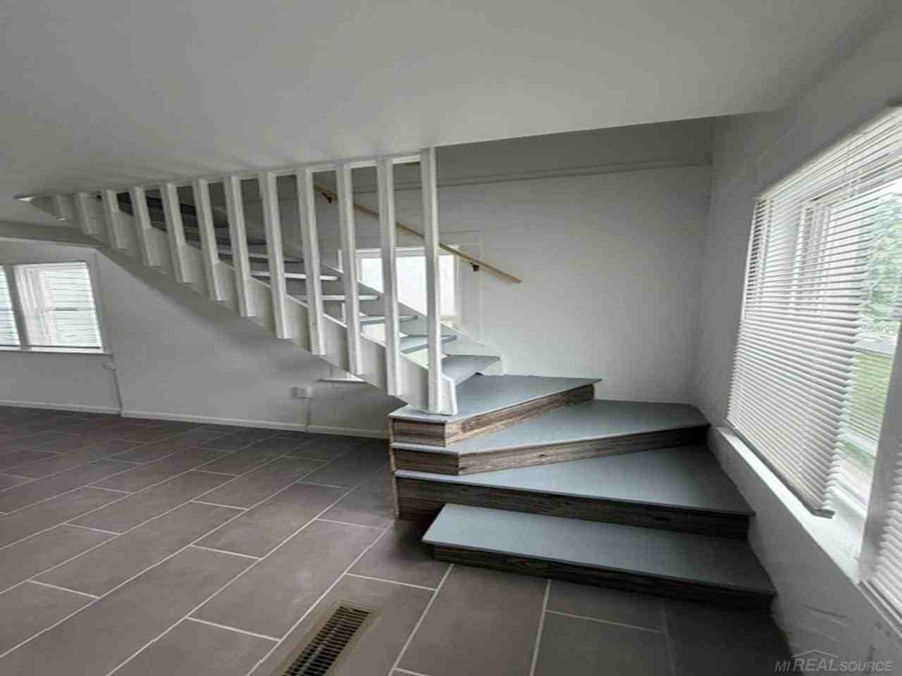 264 Cass Ave - Photo 5 of 7
