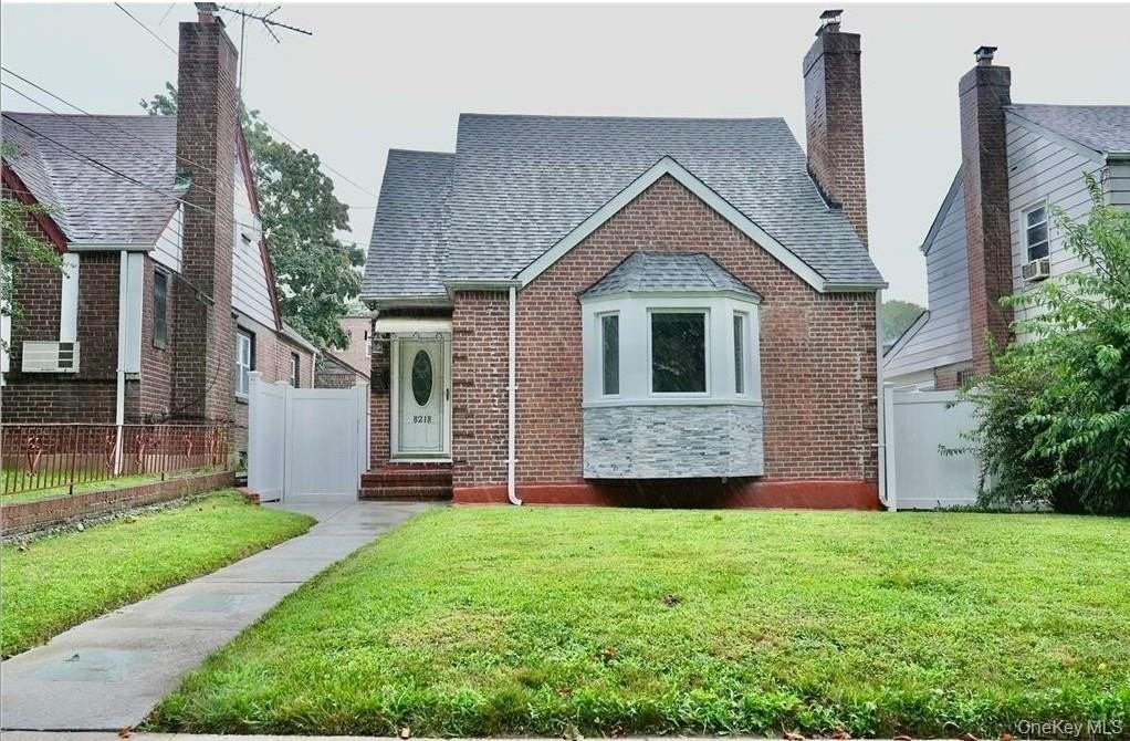 8218 168th St - Photo 2 of 8