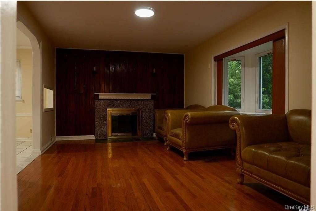 8218 168th St - Photo 3 of 8