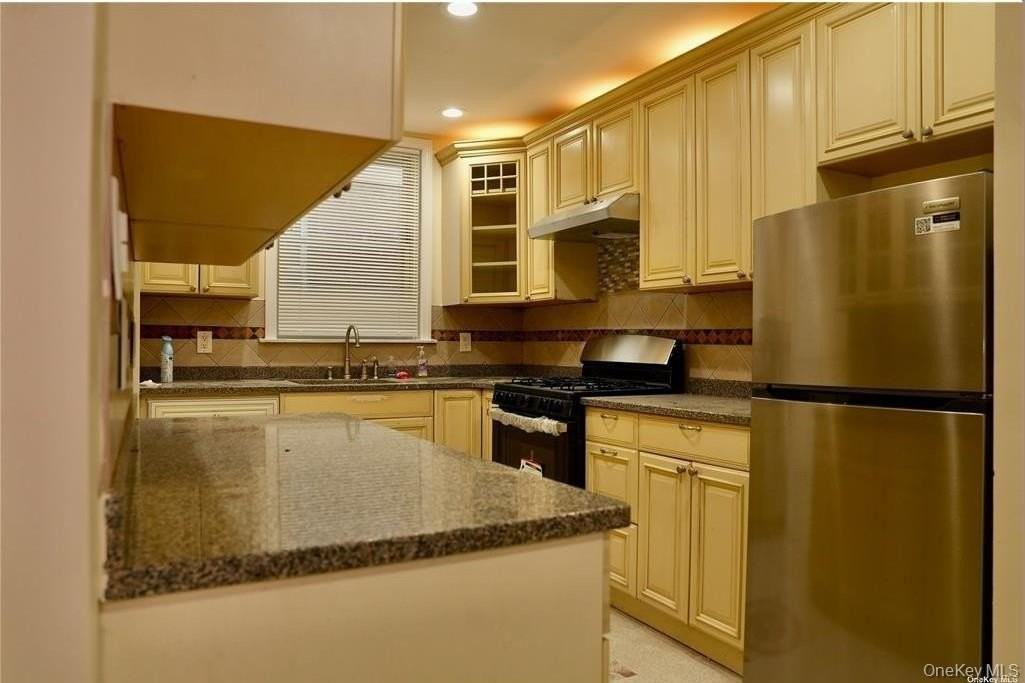 8218 168th St - Photo 5 of 8