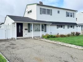featured image of 4 Carriage Ln