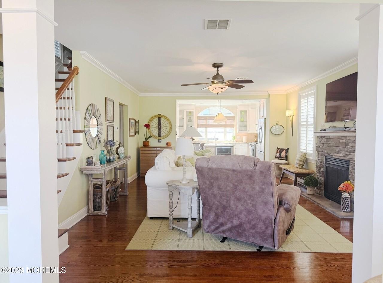 576 Ocean Ave - Photo 4 of 22