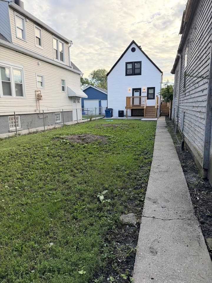 6835 S Oakley Ave - Photo 2 of 18