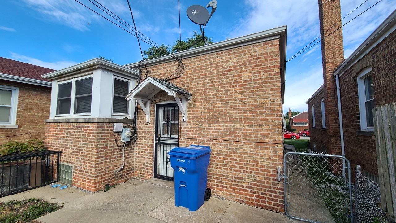 8828 S Ridgeland Ave - Photo 2 of 2