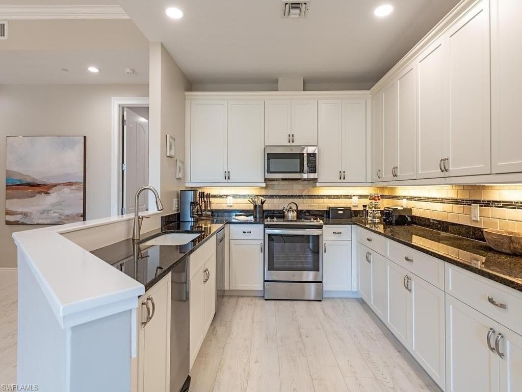 627 6th Ave S #B302 - Photo 5 of 14