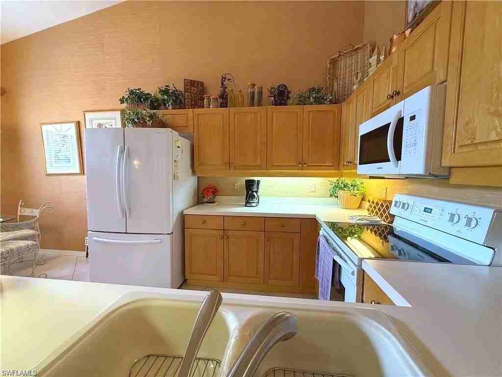 6580 Huntington Lakes Cir #202 - Photo 7 of 19