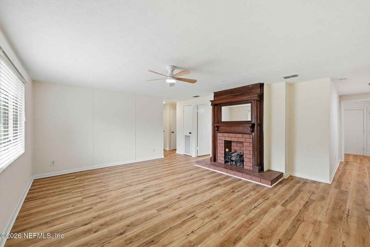 388 Arora Blvd - Photo 4 of 29