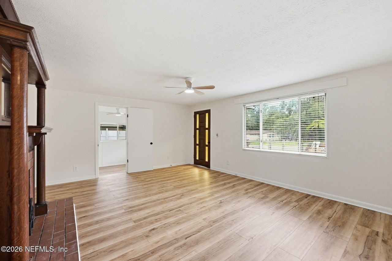 388 Arora Blvd - Photo 5 of 29