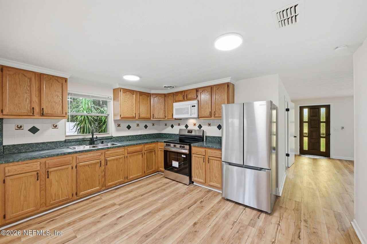 388 Arora Blvd - Photo 7 of 29