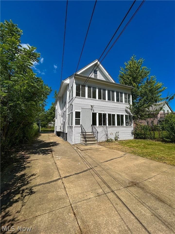 3415 E 113th St - Photo 3 of 34