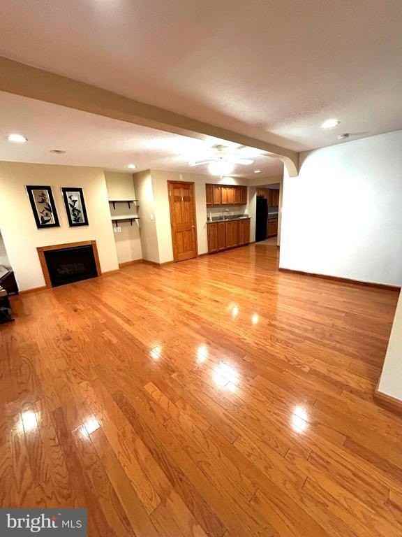 659 Stirling St - Photo 3 of 33