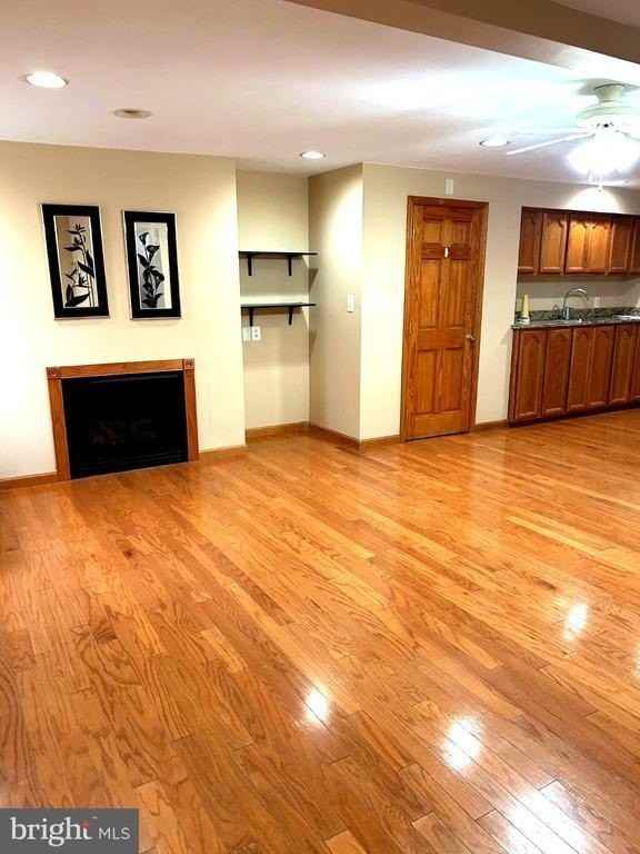 659 Stirling St - Photo 4 of 33