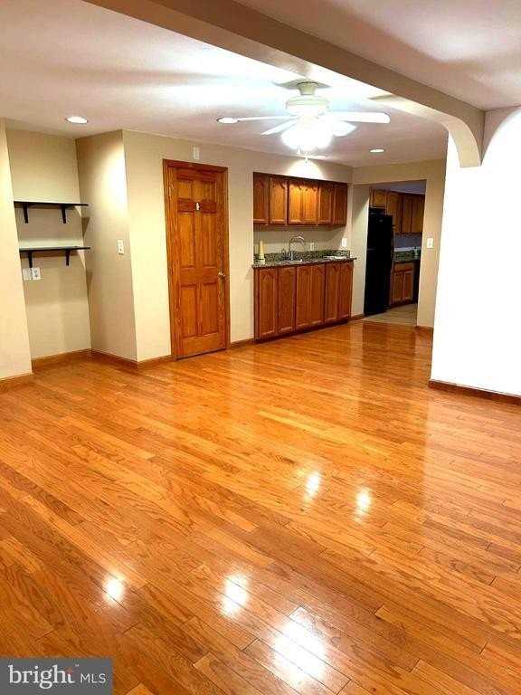 659 Stirling St - Photo 5 of 33