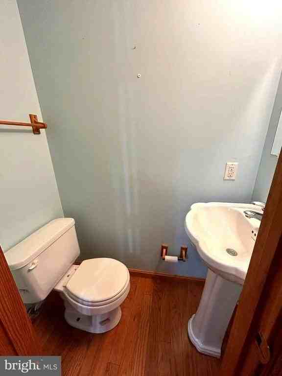 659 Stirling St - Photo 7 of 33