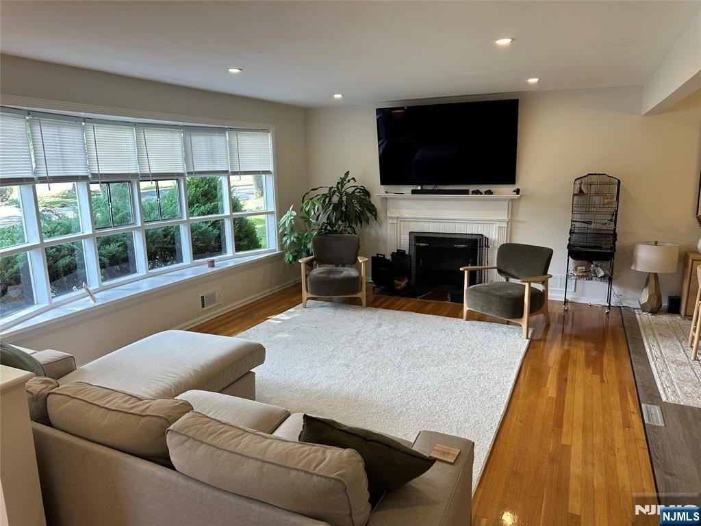 339 Durie Ave - Photo 4 of 25