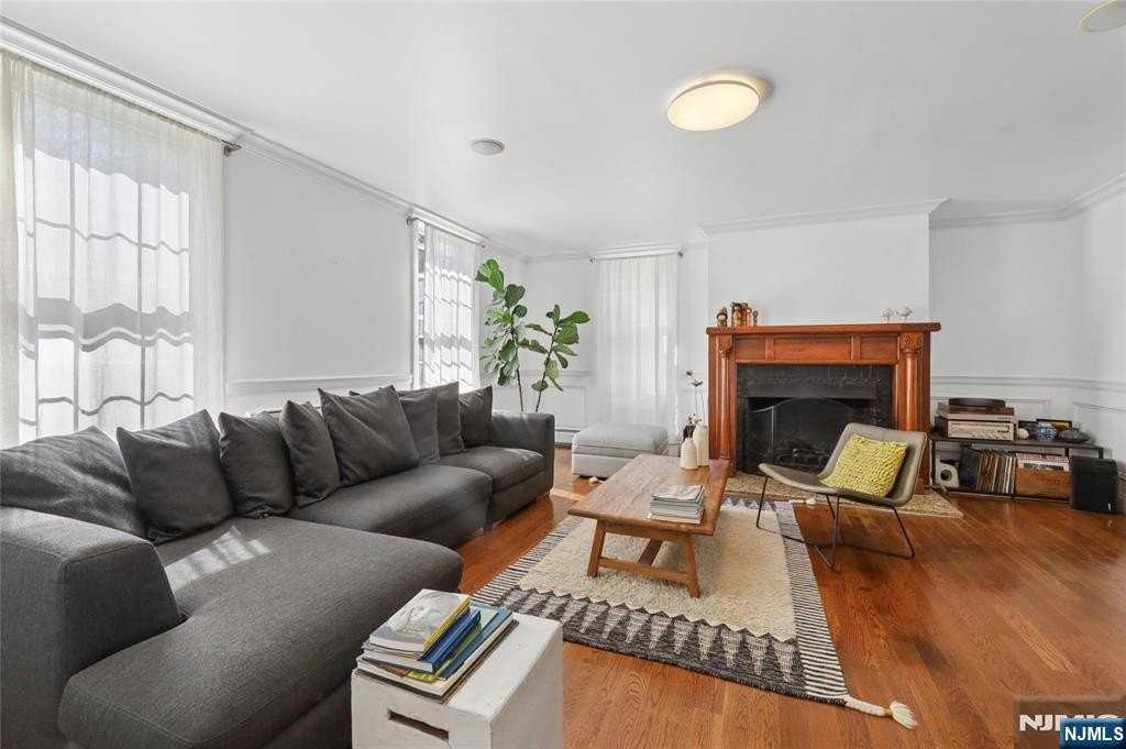 253 W Clinton Ave - Photo 4 of 34