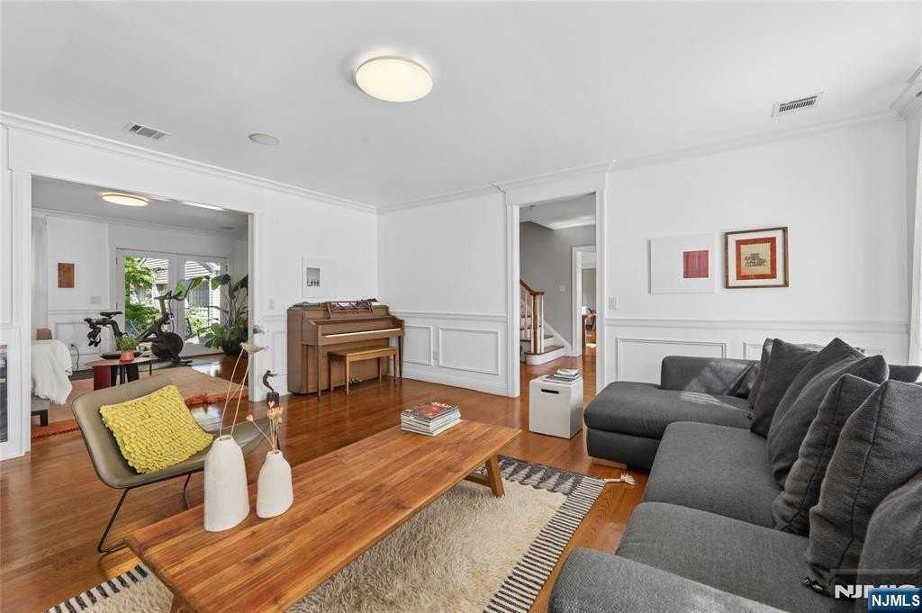 253 W Clinton Ave - Photo 6 of 34