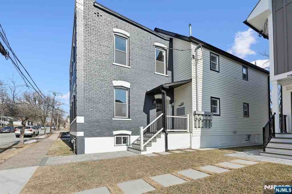 135 Forest St #2R - Photo 2 of 12