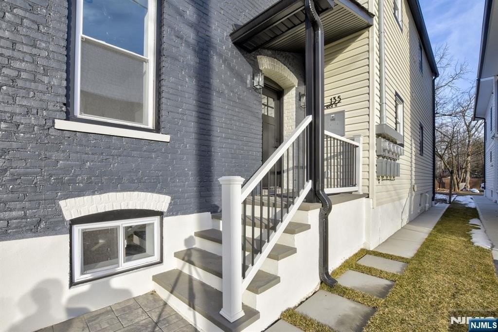 135 Forest St #2R - Photo 3 of 12