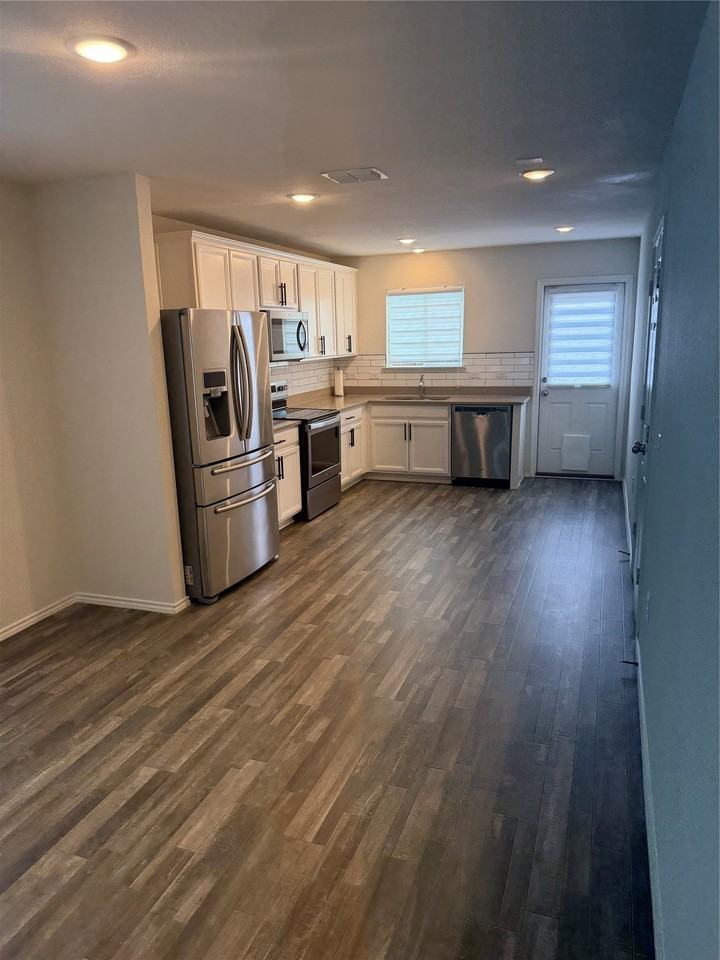 1241 Vernon Dr - Photo 3 of 9