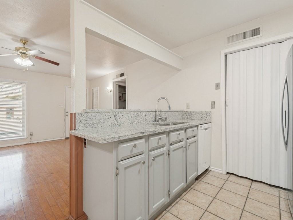 5716 Pearce St - Photo 4 of 25